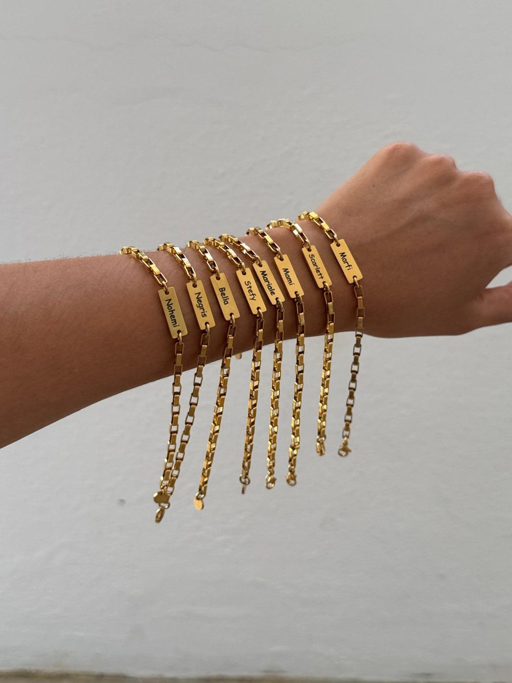 Brazo con varias pulseras grabadas